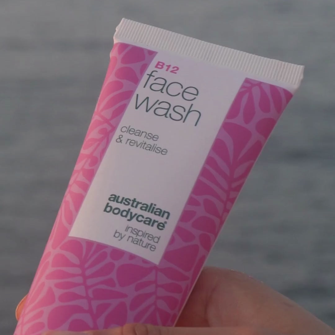 Vidéo d’un mannequin utilisant notre nettoyant visage à la vitamine B12, le massant délicatement sur peau humide pour créer une mousse légère et nettoyer la peau.