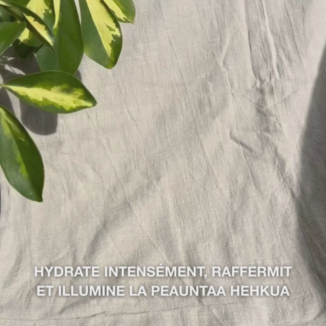 Gros plan sur une femme appliquant un masque facial rose vitaminé à la B12 et au collagène sur une peau nettoyée : elle l'étale sur les joues, le front et le menton, la formule hydratante et raffermissante à la B12 et collagène apaise, nourrit et donne un teint lumineux.