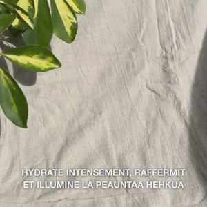 Gros plan sur une femme appliquant un masque facial rose vitaminé à la B12 et au collagène sur une peau nettoyée : elle l'étale sur les joues, le front et le menton, la formule hydratante et raffermissante à la B12 et collagène apaise, nourrit et donne un teint lumineux.