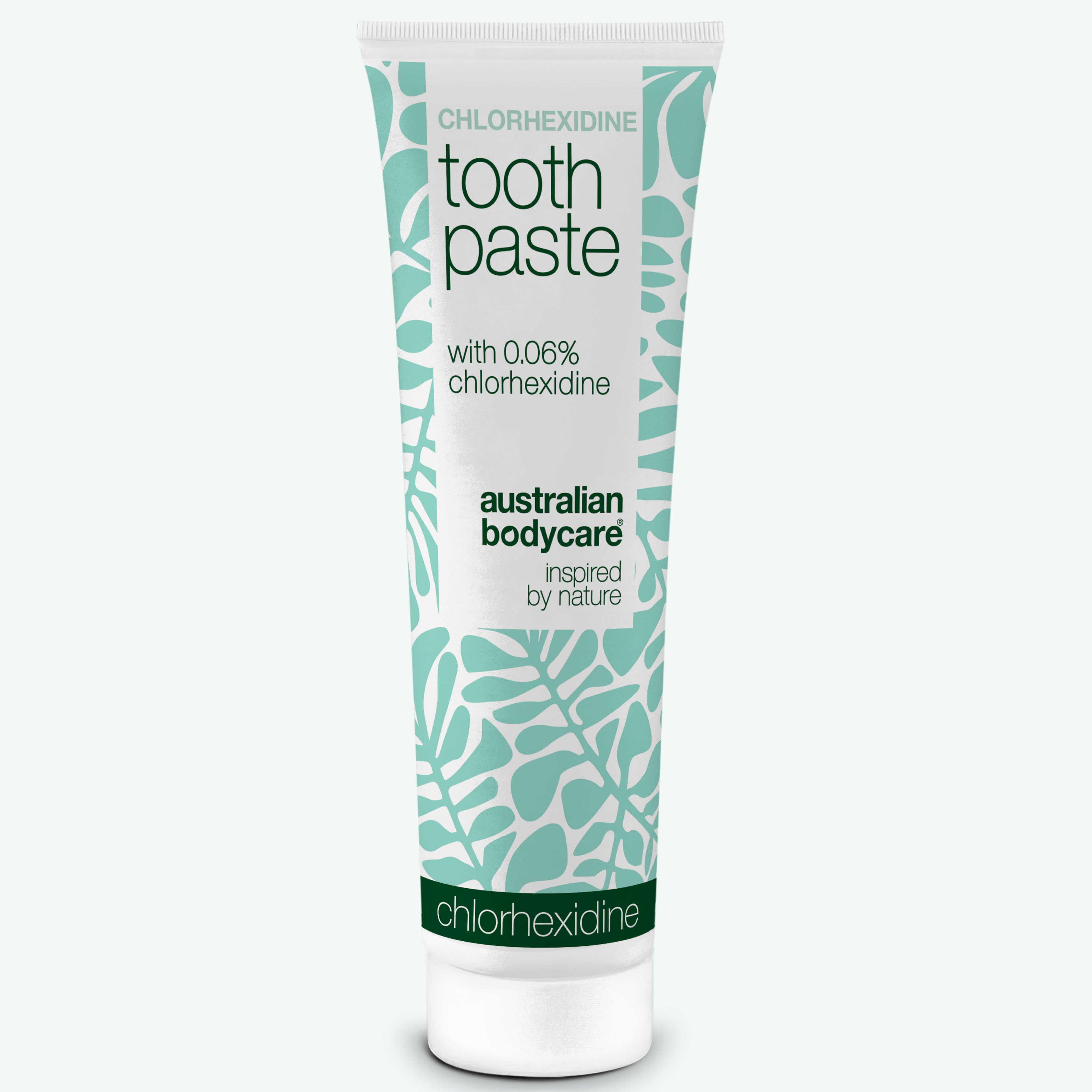 Tube blanc et vert menthe de dentifrice Australian Bodycare Chlorhexidine à 0,06 % de chlorhexidine sur fond blanc.