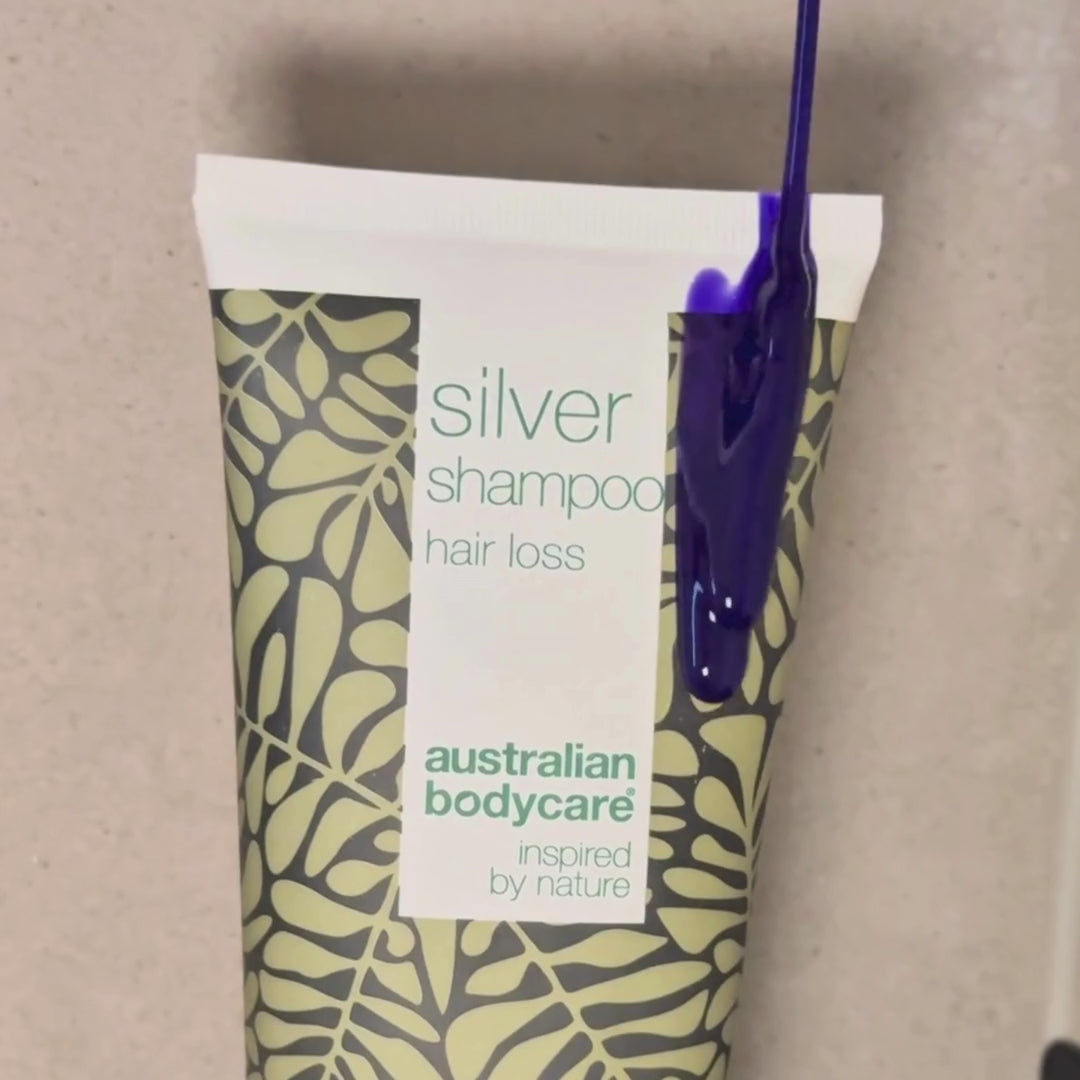 Vidéo montrant notre shampooing Hair Loss Silver à la teinte argent-violet appliqué sur cheveux mouillés sous la douche.