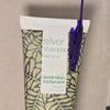 Vidéo montrant notre shampooing Hair Loss Silver à la teinte argent-violet appliqué sur cheveux mouillés sous la douche.