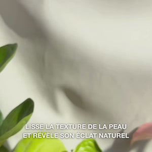 Gros plan sur une main déposant quelques fines gouttes de sérum peeling translucide et léger sur le bout des doigts, puis l’applique délicatement sur une peau du visage propre — sa texture fluide et soyeuse dissout visiblement les cellules mortes, affine le grain de peau et rehausse l’éclat grâce aux AHAs naturels (Lime Pearl), à la niacinamide et à l’huile d’arbre à thé 