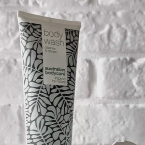 Vidéo montrant le Body Wash Australian Bodycare et sa texture légère et moussante.