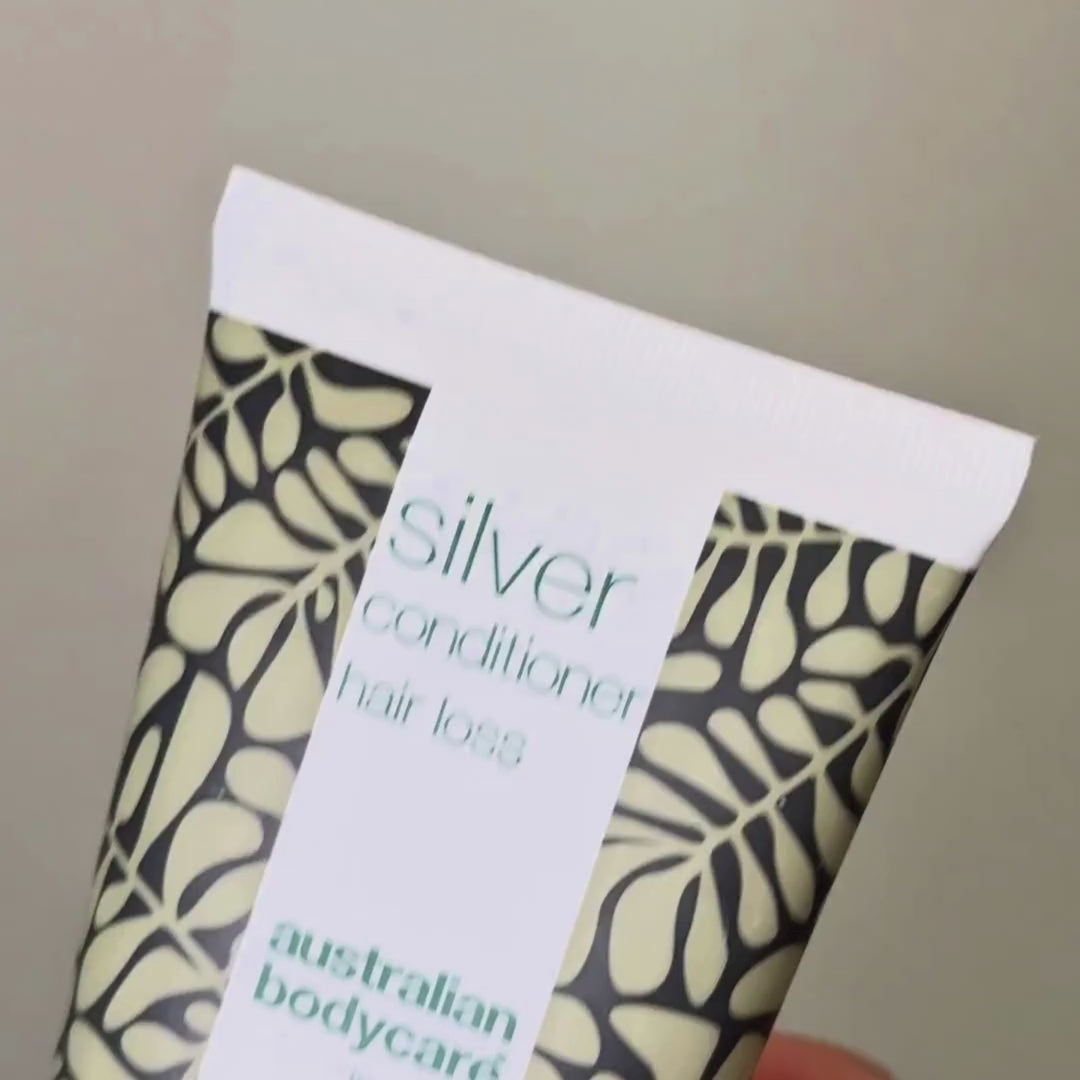 Vidéo montrant la couleur bleu-violet de notre après-shampooing Hair Loss Purple en train d’être pressé.