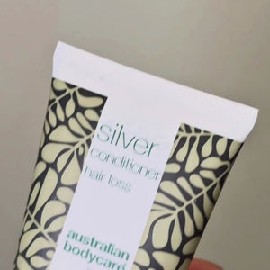Vidéo montrant la couleur bleu-violet de notre après-shampooing Hair Loss Purple en train d’être pressé.