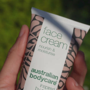 Vidéo d’un mannequin appliquant notre crème pour le visage et la massant délicatement pour montrer sa texture lisse et son effet nourrissant.