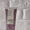Vidéo montrant le gel intime Femi Daily d’Australian Bodycare et sa texture légère et apaisante.