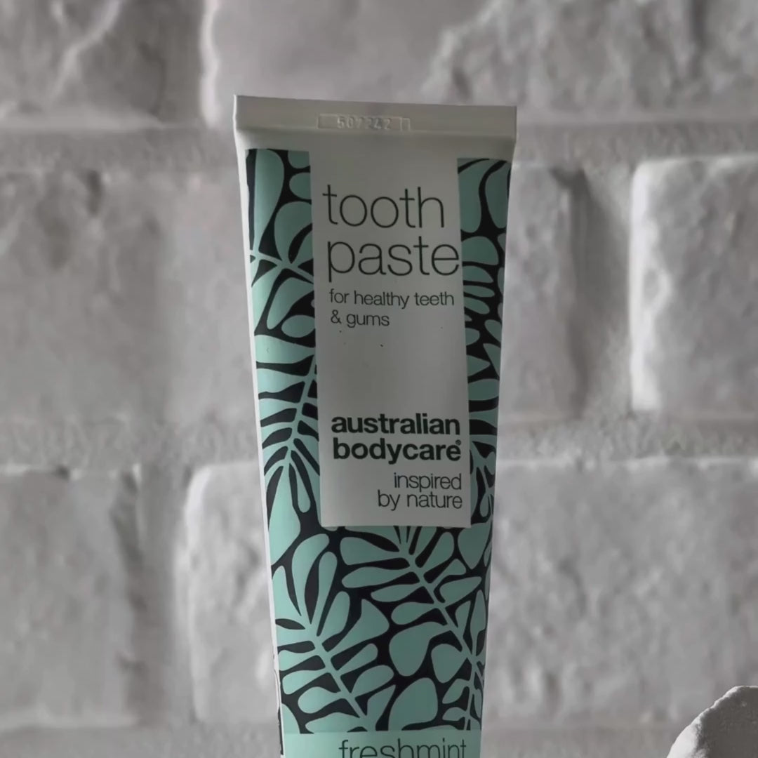 Vidéo montrant le dentifrice Australian Bodycare à l’huile de Tea Tree et sa texture pâteuse bleu clair.