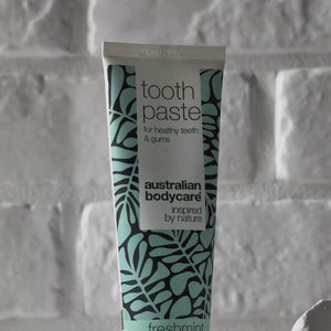 Vidéo montrant le dentifrice Australian Bodycare à l’huile de Tea Tree et sa texture pâteuse bleu clair.
