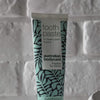 Vidéo montrant le dentifrice Australian Bodycare à l’huile de Tea Tree et sa texture pâteuse bleu clair.