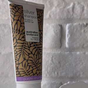 Vidéo montrant le Silver Shampoo d’Australian Bodycare et sa texture violette.
