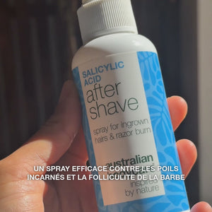 Vidéo : une main tient le flacon, avec le texte « un spray efficace contre les poils incarnés et la folliculite de la barbe ». Spray Après-Rasage Acide Salicylique d’Australian Bodycare.