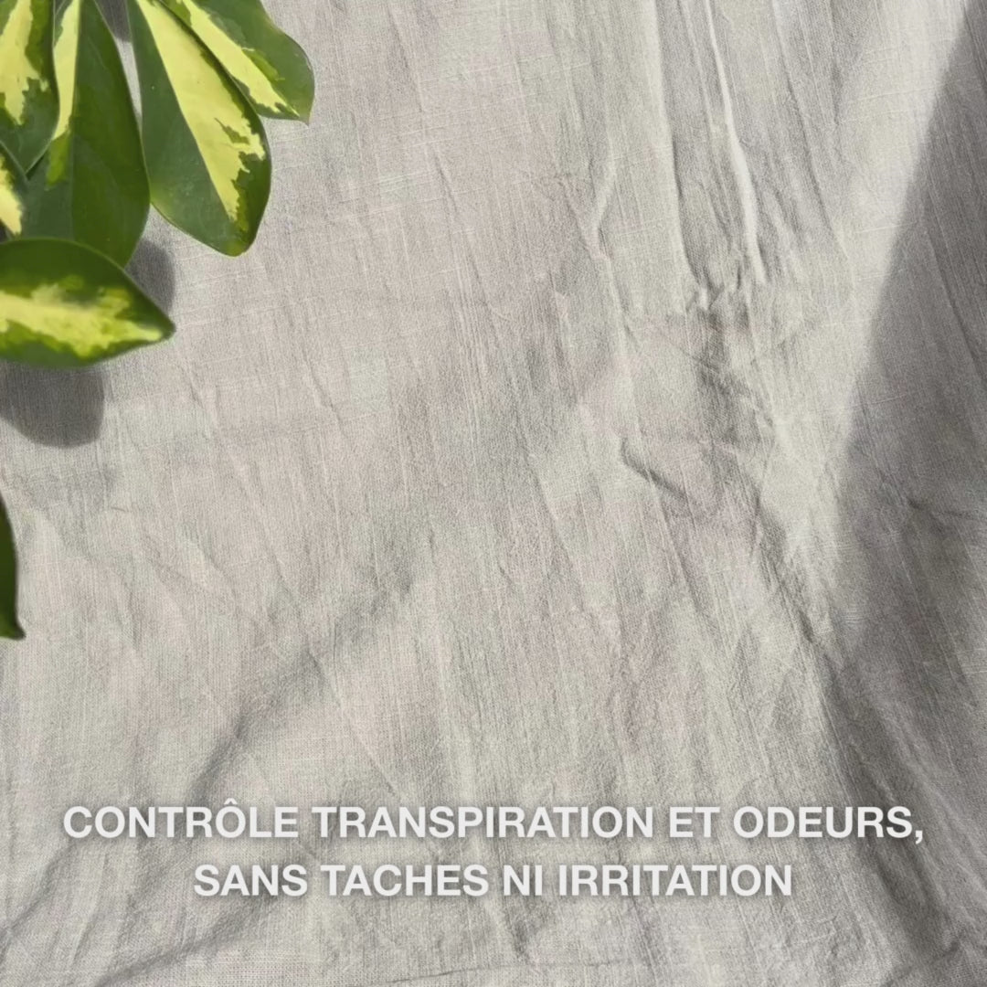 Gros plan d’une main appliquant le déodorant transparent et gélifié en roll-on sur une peau propre sous le bras : la texture lisse et à séchage rapide glisse délicatement, forme une barrière antitranspirante, apaise, hydrate et laisse la peau fraîche et sans résidus.