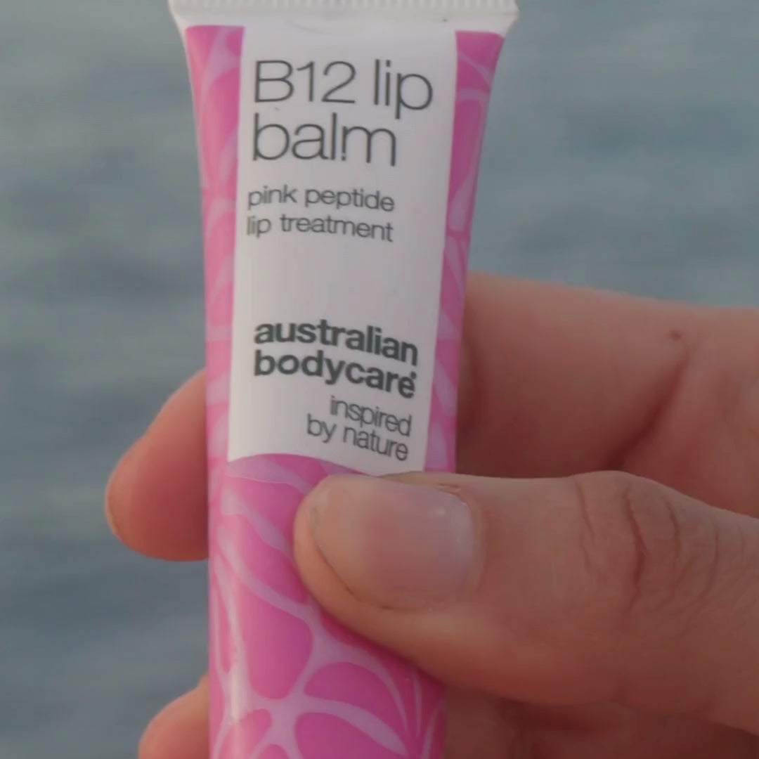 Vidéo d’un mannequin appliquant notre baume à lèvres à la vitamine B12 et montrant sa texture onctueuse ainsi que ses effets hydratants et adoucissants.