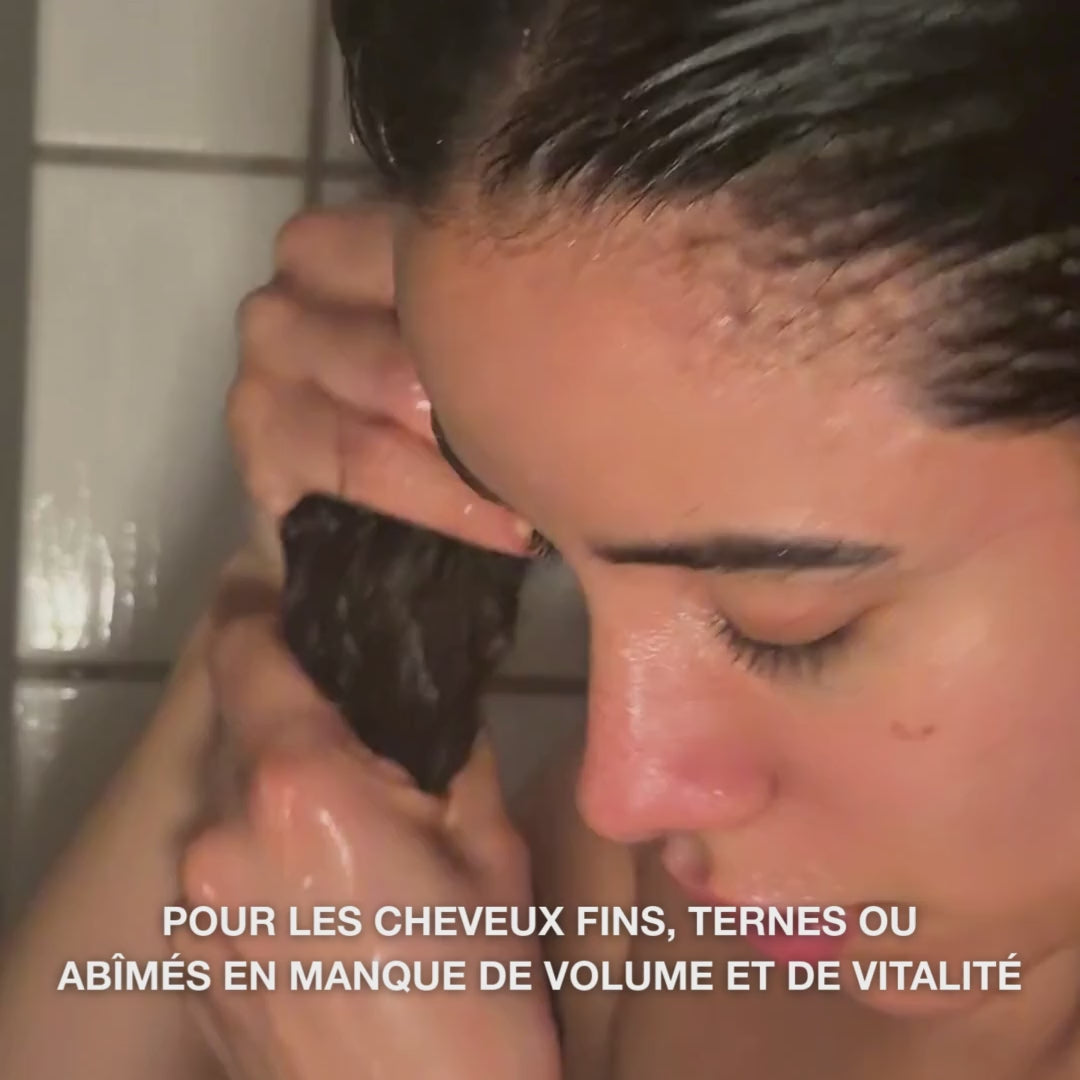 Le Shampooing à la Vitamine B12 répare et renforce les cheveux abîmés grâce à l’effet bond qui restaure la fibre.