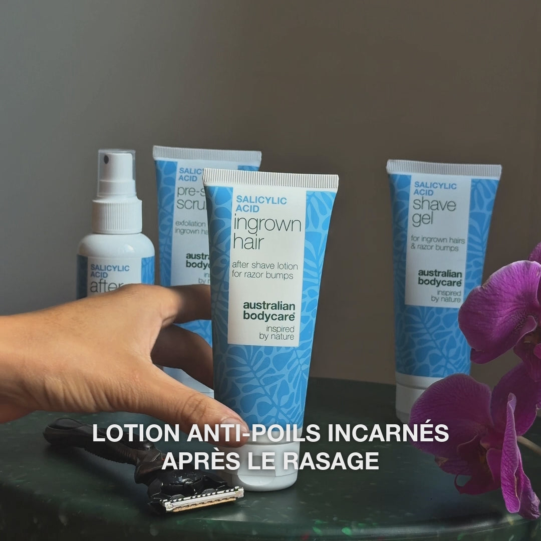 Vidéo : le spray After Shave, le Pre-shave Scrub, la lotion Ingrown Hair et le Shave Gel posés sur une table près d’un rasoir et d’une orchidée, avec le texte « lotion anti-poils incarnés après le rasage ». Lotion Après-Rasage à l’Acide Salicylique d’Australian Bodycare.