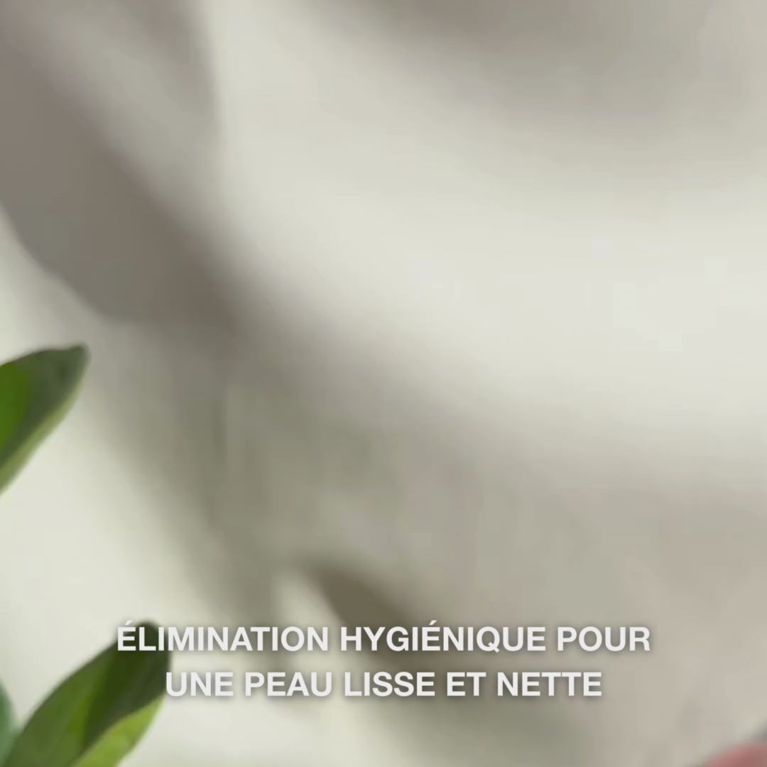 Gros plan sur des mains utilisant un outil double-extrémité en acier inoxydable pour éliminer les points noirs sur le visage : une petite boucle métallique est délicatement pressée autour d’un point noir sur le nez, les résidus sont essuyés, l’outil est rincé, puis un tonique apaisant et une crème sont appliqués.