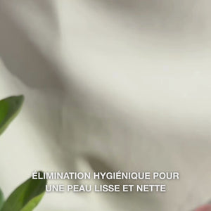 Gros plan sur des mains utilisant un outil double-extrémité en acier inoxydable pour éliminer les points noirs sur le visage : une petite boucle métallique est délicatement pressée autour d’un point noir sur le nez, les résidus sont essuyés, l’outil est rincé, puis un tonique apaisant et une crème sont appliqués.
