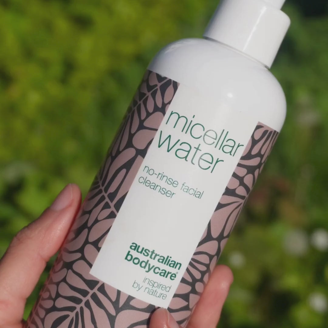Vidéo d’un mannequin utilisant notre eau micellaire avec un coton pour nettoyer son visage et enlever le maquillage – montrant son efficacité et sa fraîcheur.
